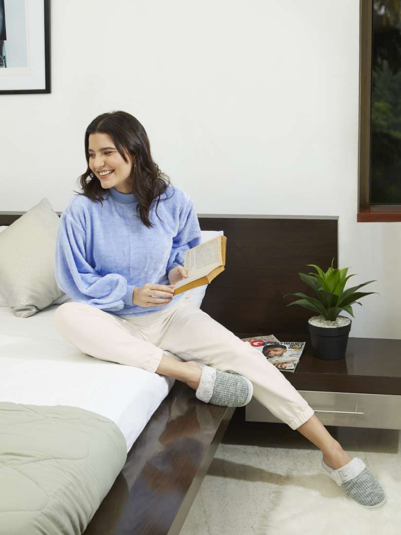 Sweatshirt for womens online myntra best sale