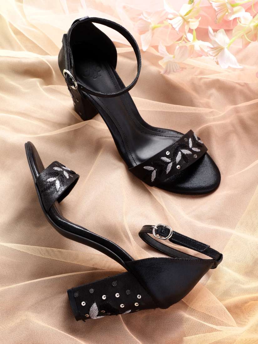 Black heels myntra deals