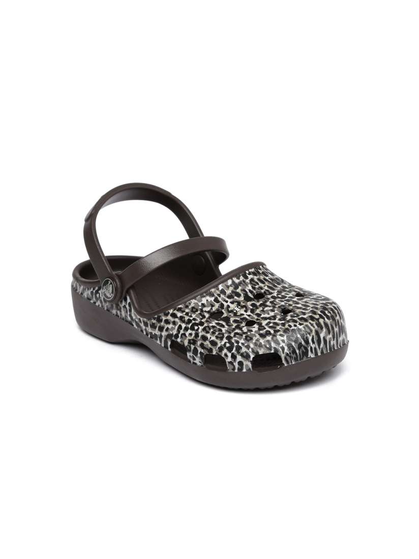 Girls karin crocs discount