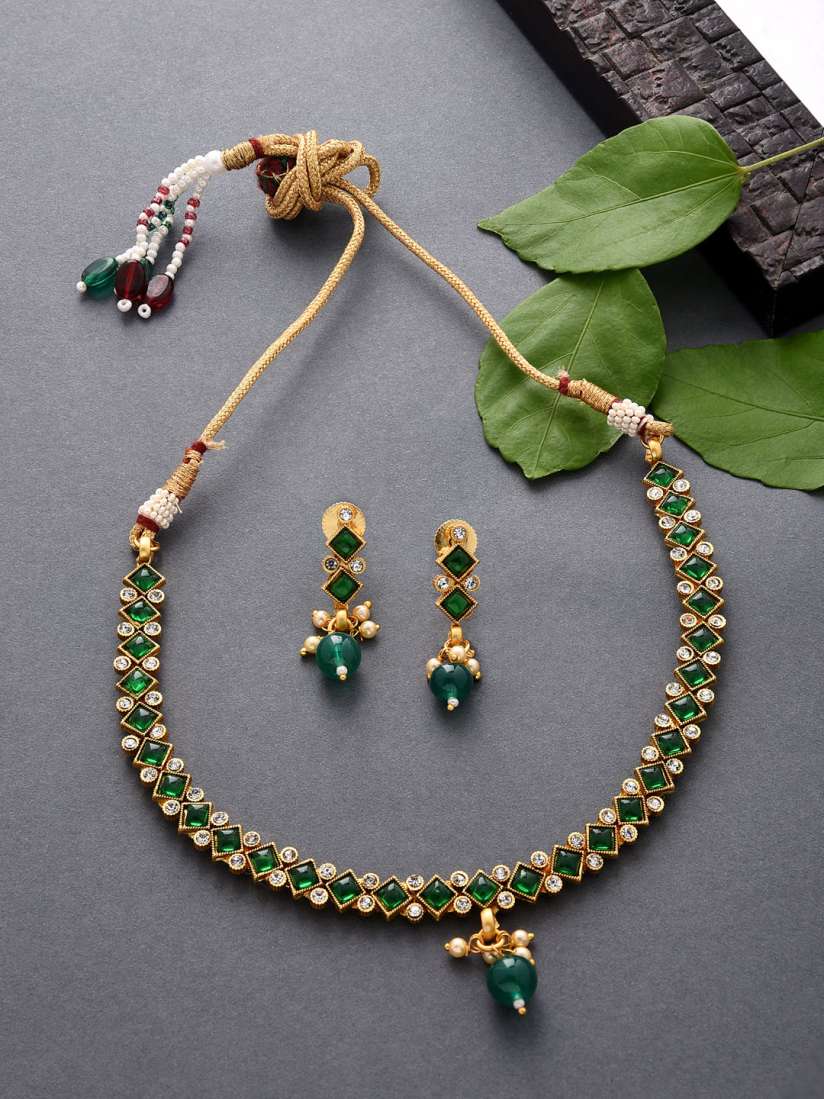 Green stone necklace set in gold sales