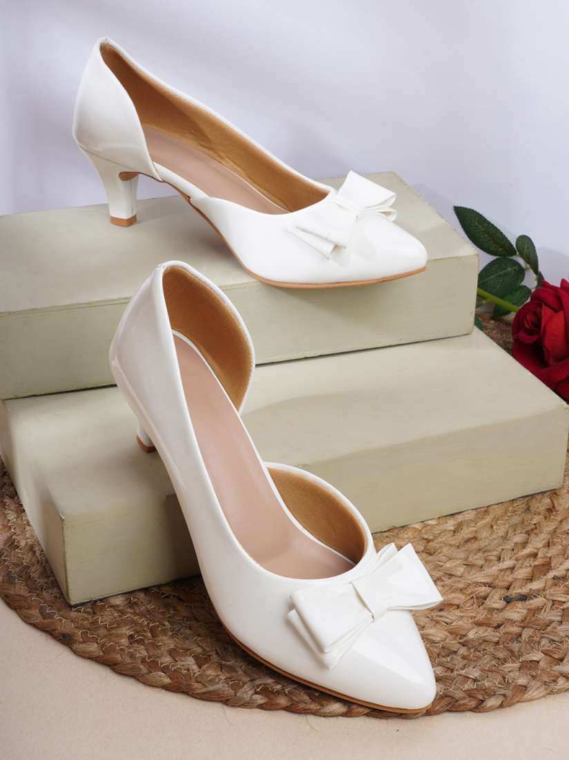 White pumps with bow outlet