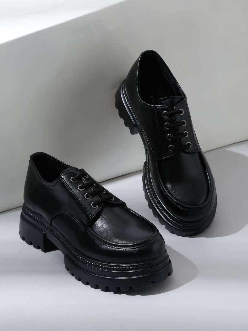 Valiosaa footwear on sale