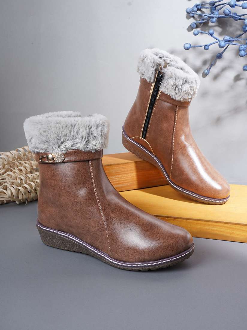 Brown ankle boots with schnabelian fur trim