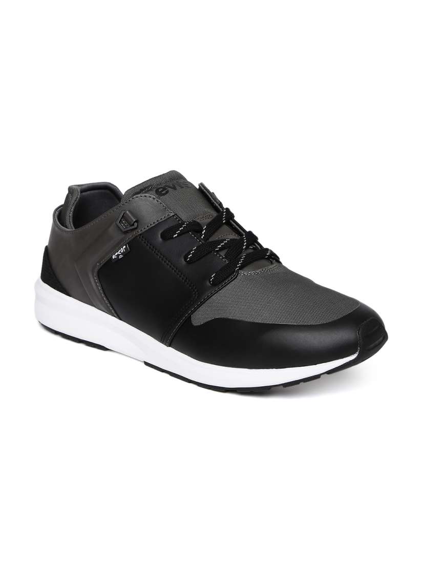Levi's black tab runner online