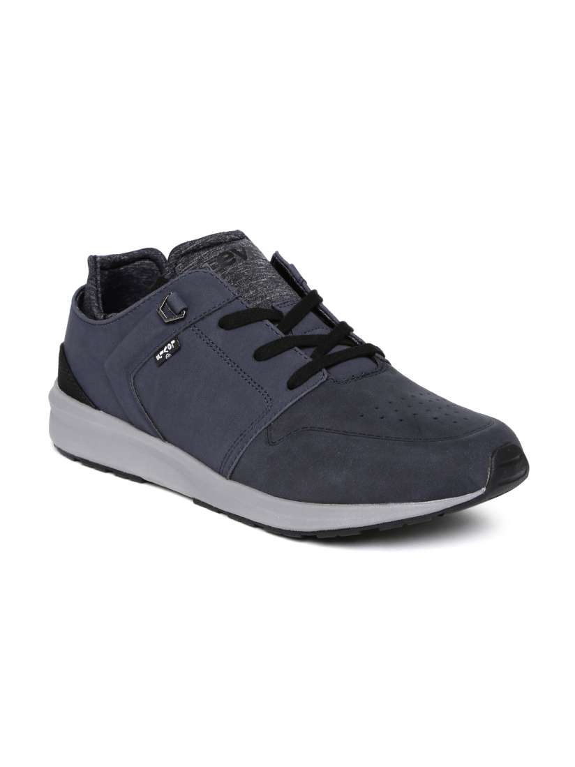 Levi's black tab runner online