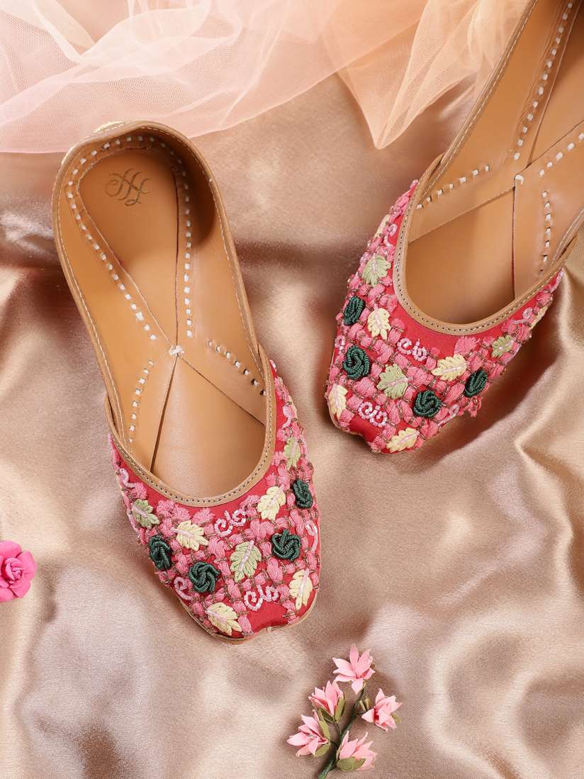 Mojaris myntra deals