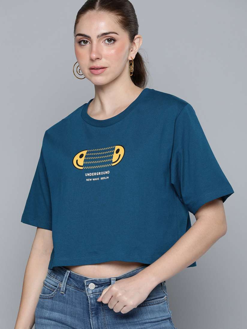 Buy Levis Graphic Printed Drop Shoulder Sleeves Pure Cotton Oversized T shirt Tshirts for Women 23687346 Myntra
