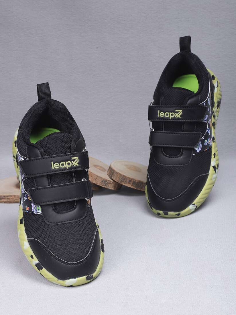Running shoes with velcro closure discount