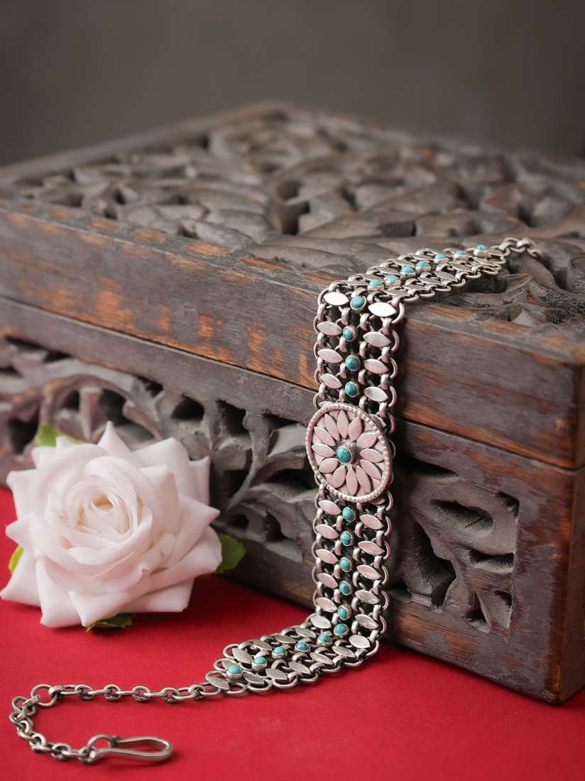 Myntra silver necklace clearance