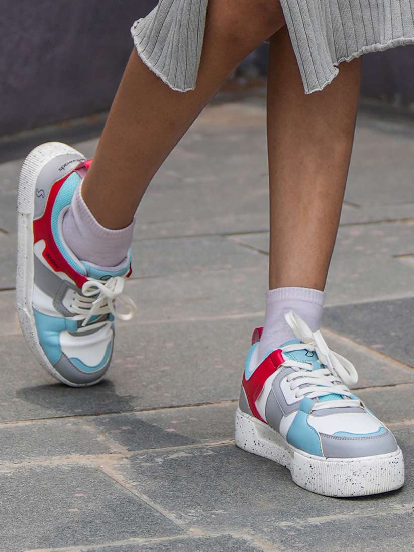 Sneakers with foam soles top