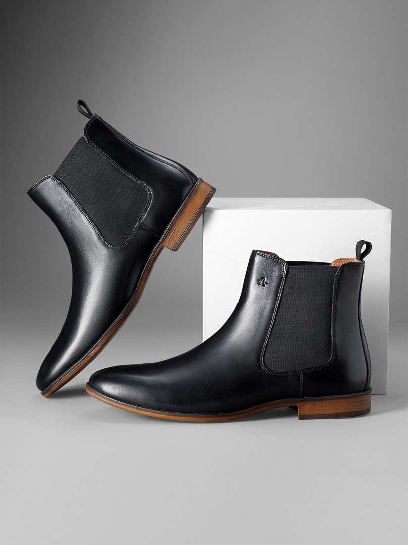 Myntra chelsea boots discount