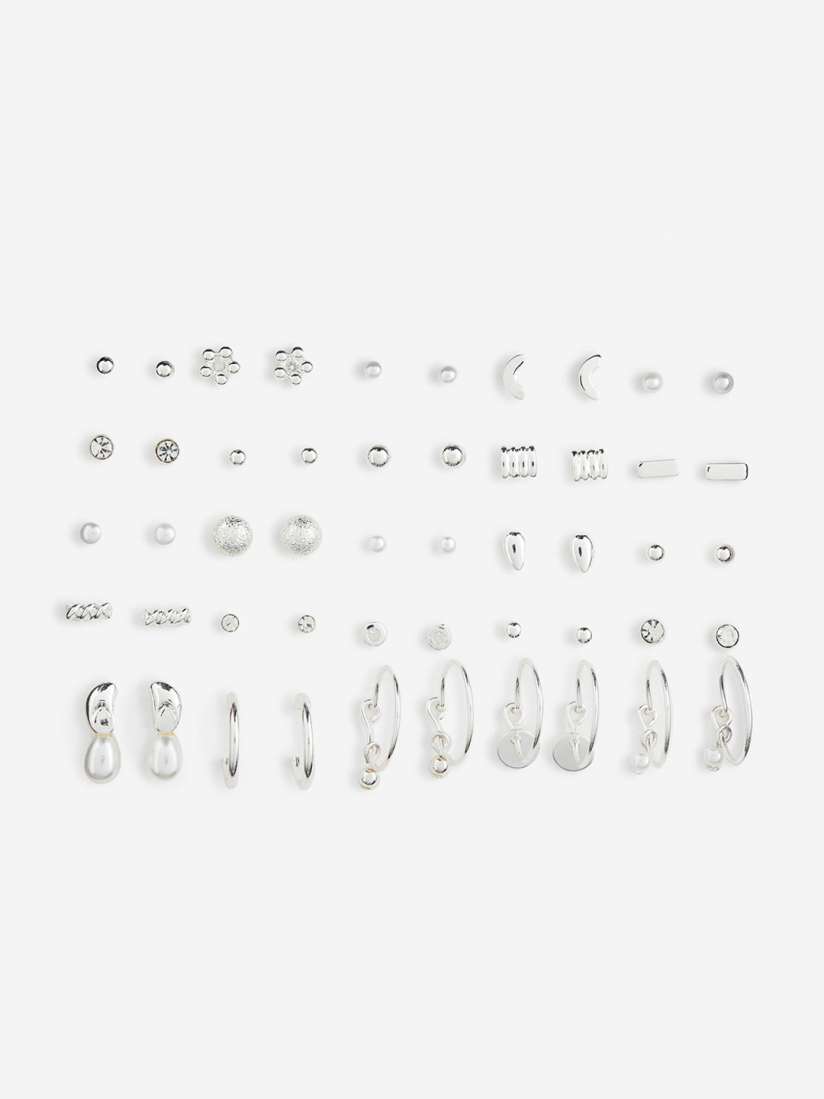 Myntra studs store