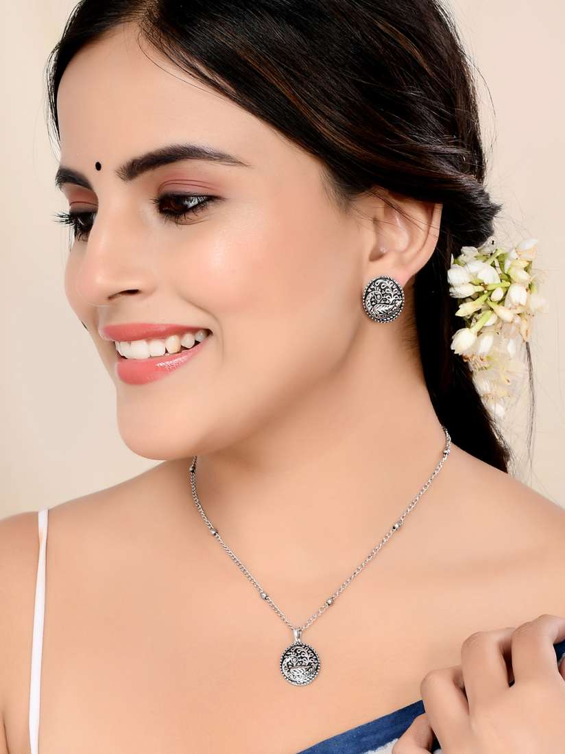Voylla ladies jewellery shop