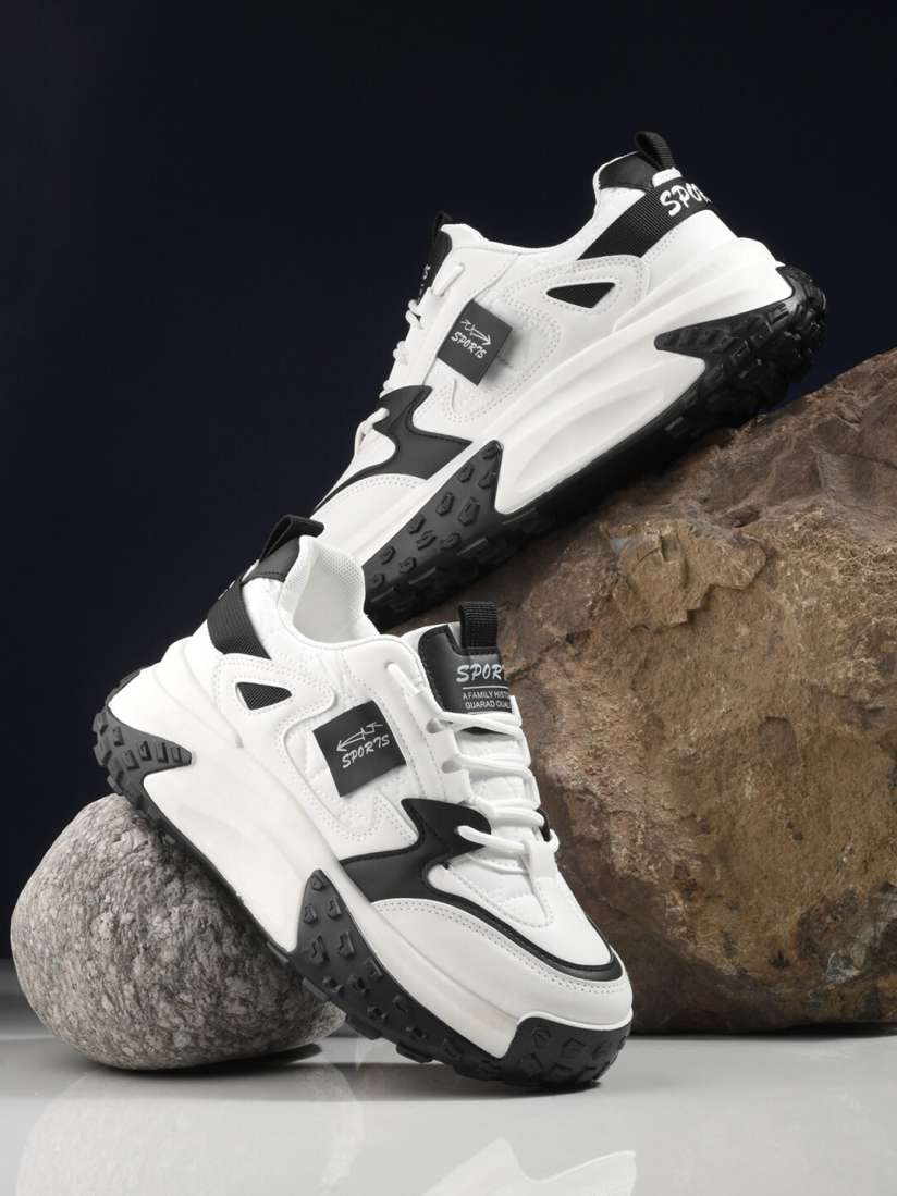 Roadster sports shoes shop