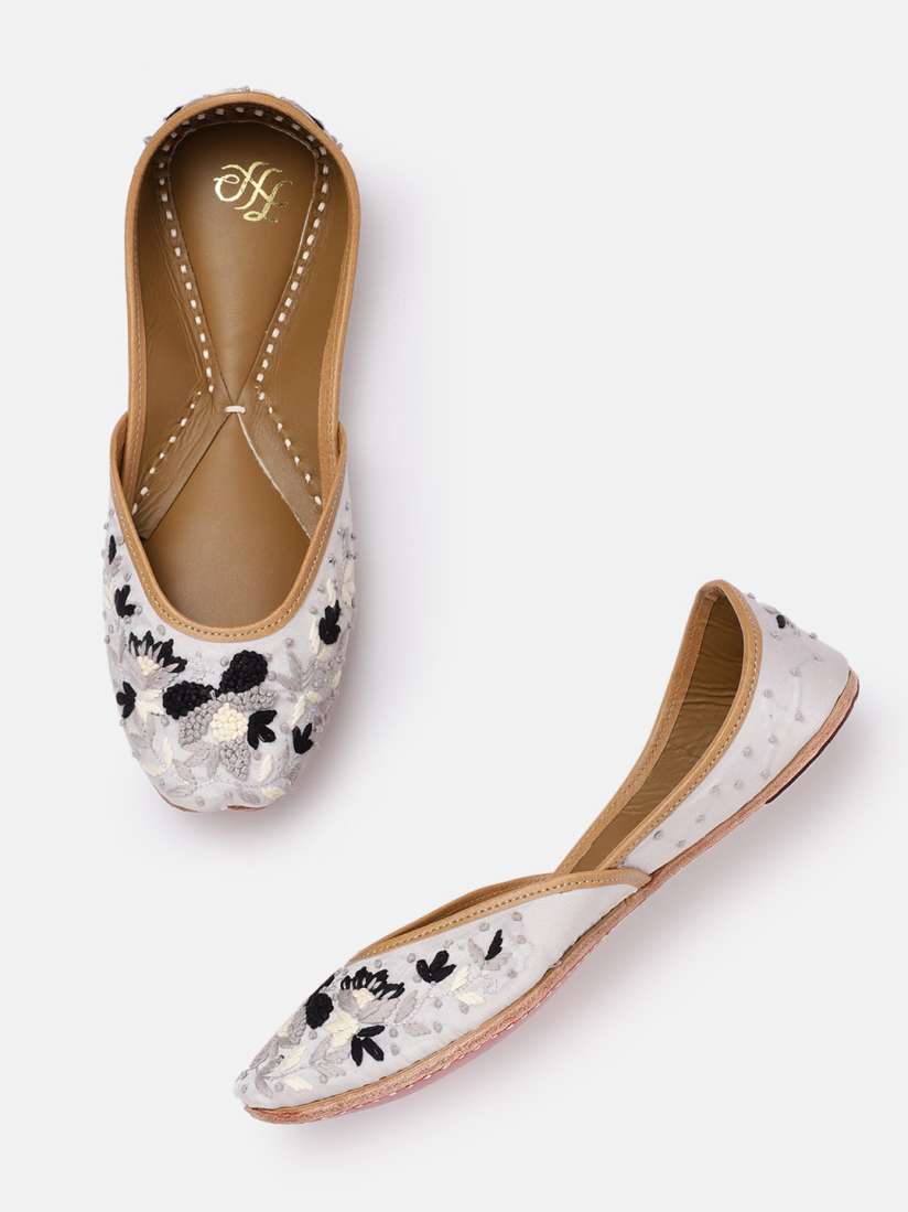 Buy House of Pataudi Women Ethnic Embroidered Mojaris Flats for Women 29175746 Myntra