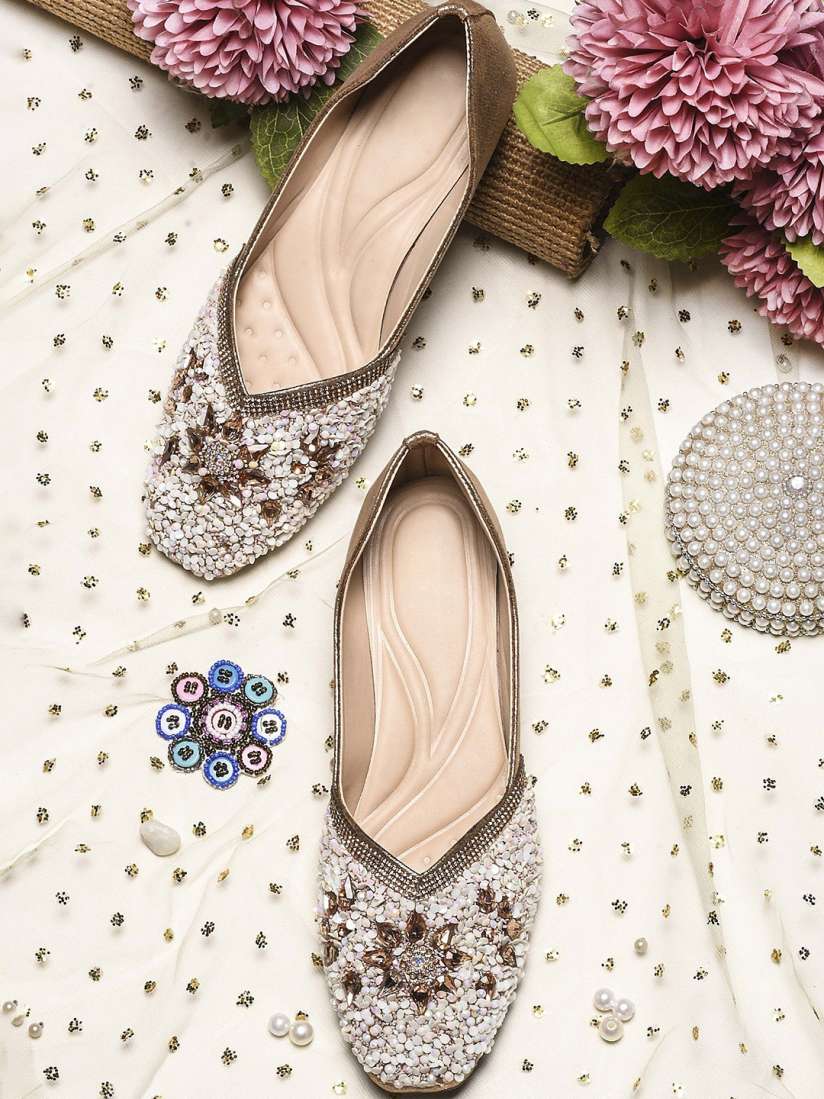 Buy Try Me Women Embellished Ethnic Mojari Flats Flats for Women 30114715 Myntra
