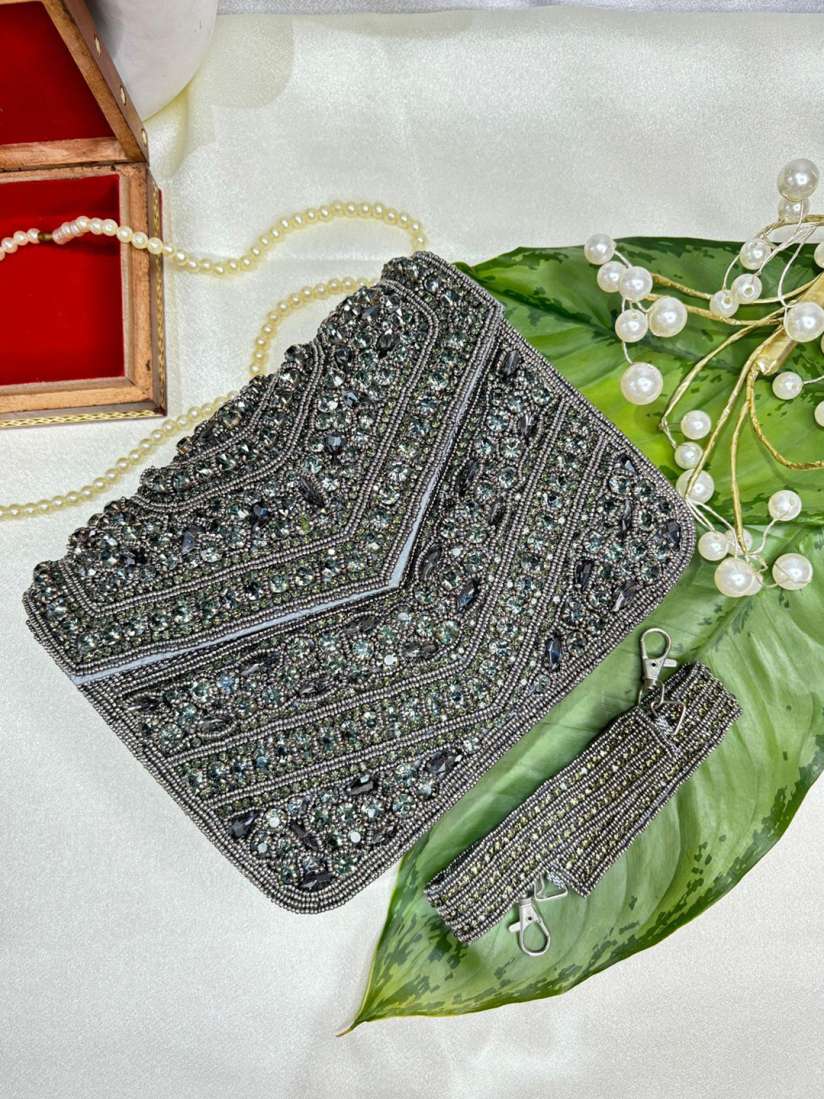 Trendy clutches top