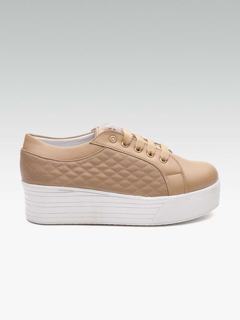 Street style store sneakers online