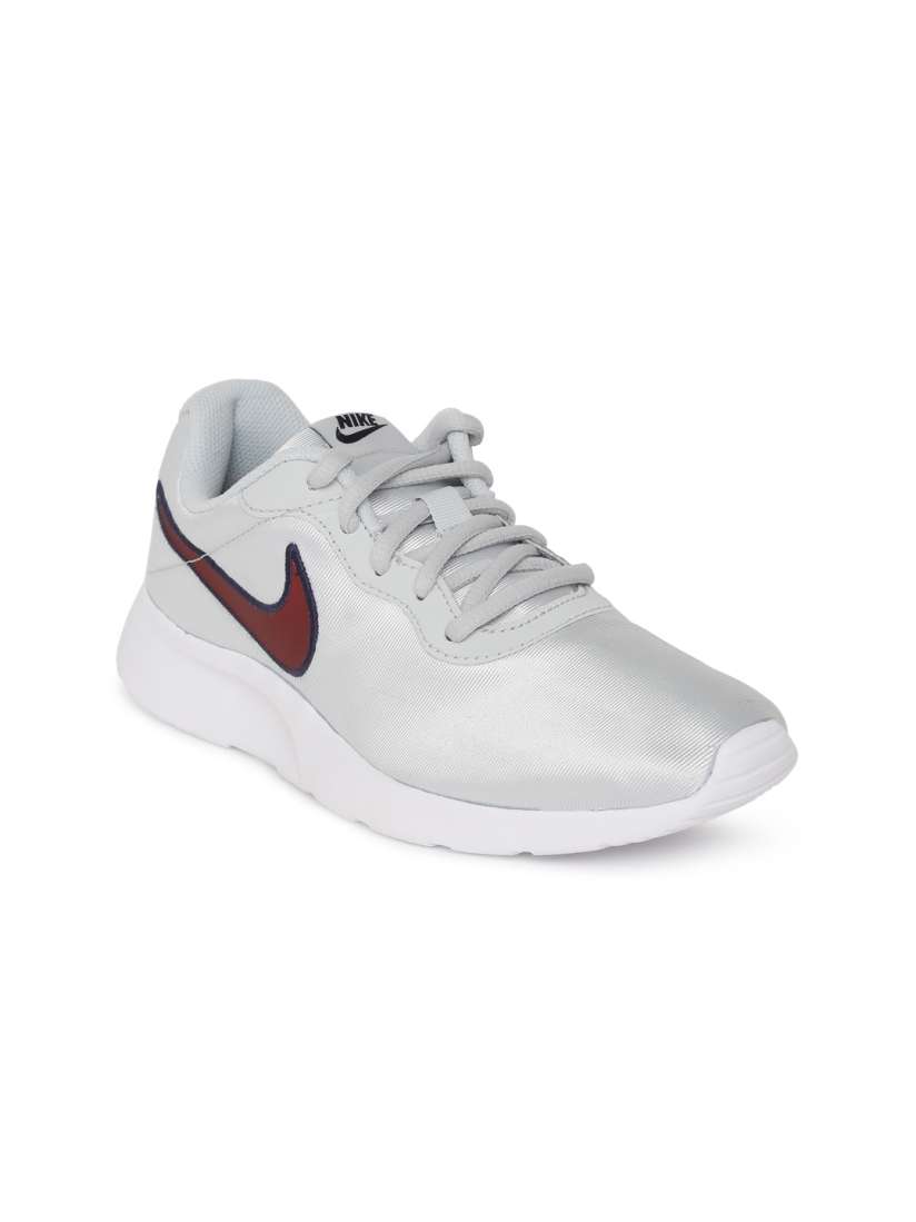 Nike women's tanjun se shoes top