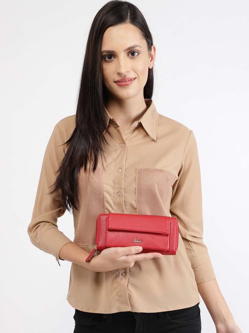 Wallet around waist cheap